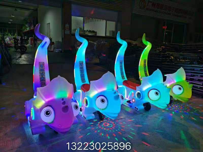 辽宁广场上澳洲巨蜥通体透光引来很多目光