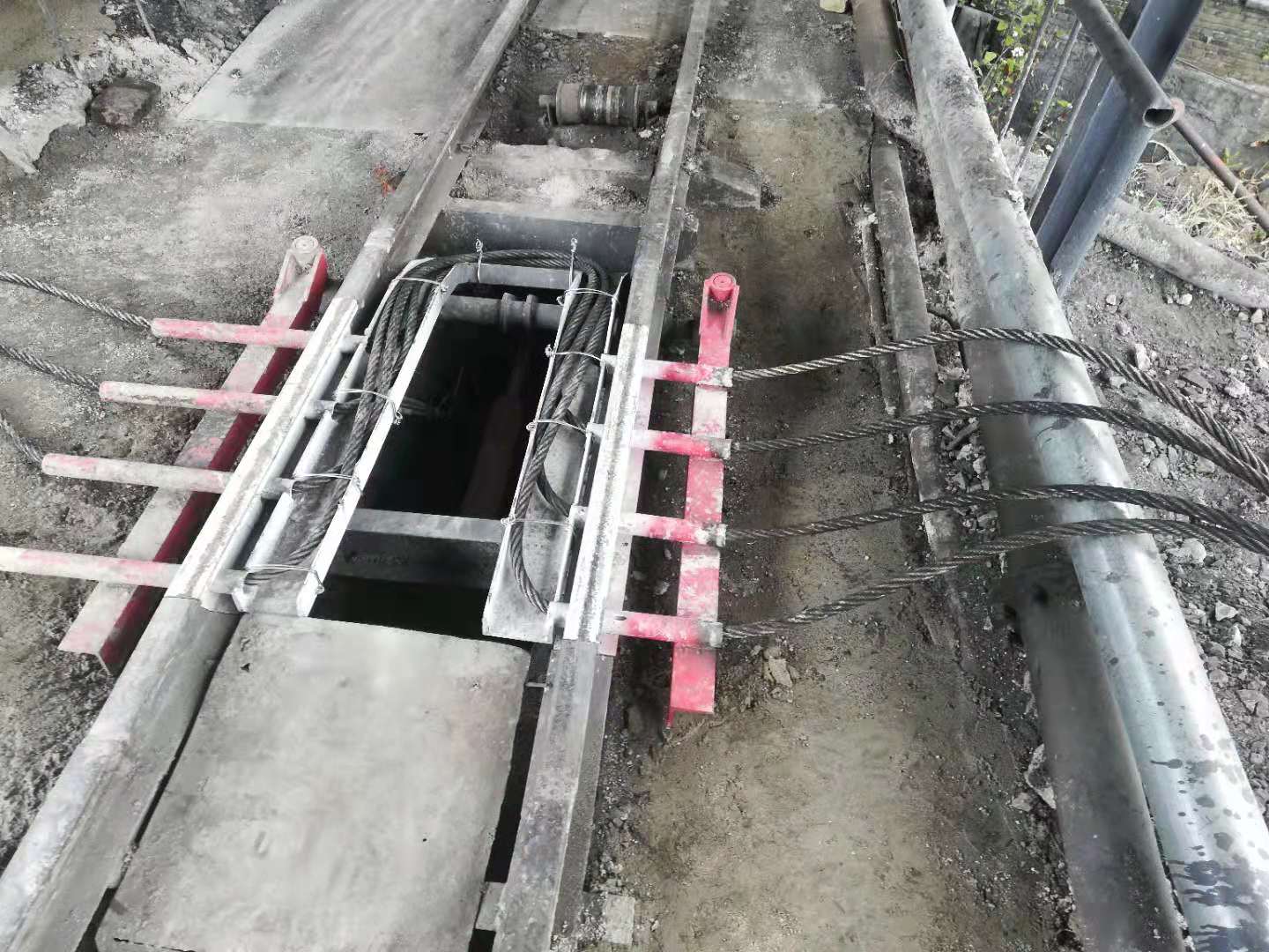 东达李鑫DD-318一坡六挡斜巷防跑车装置