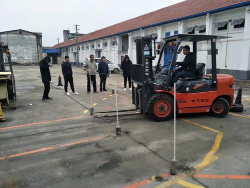 重庆哪里考叉车证拿证快 叉车证可以异地复审吗