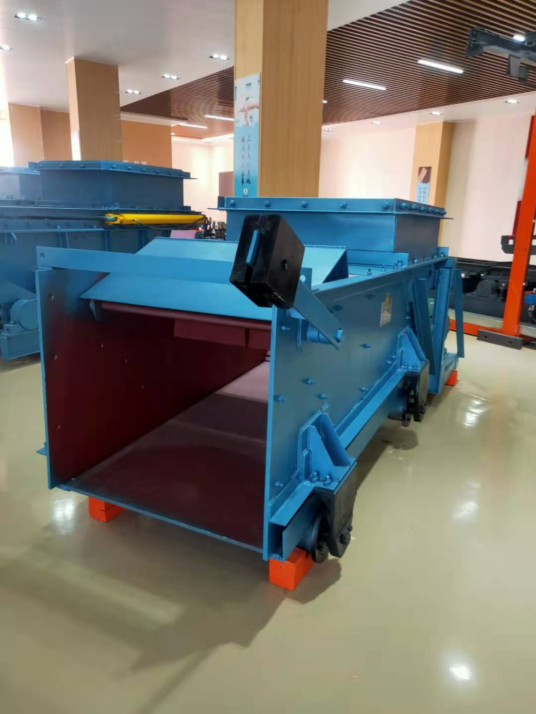 GLW590/18.5/S往复式给煤机安装在储料仓口下