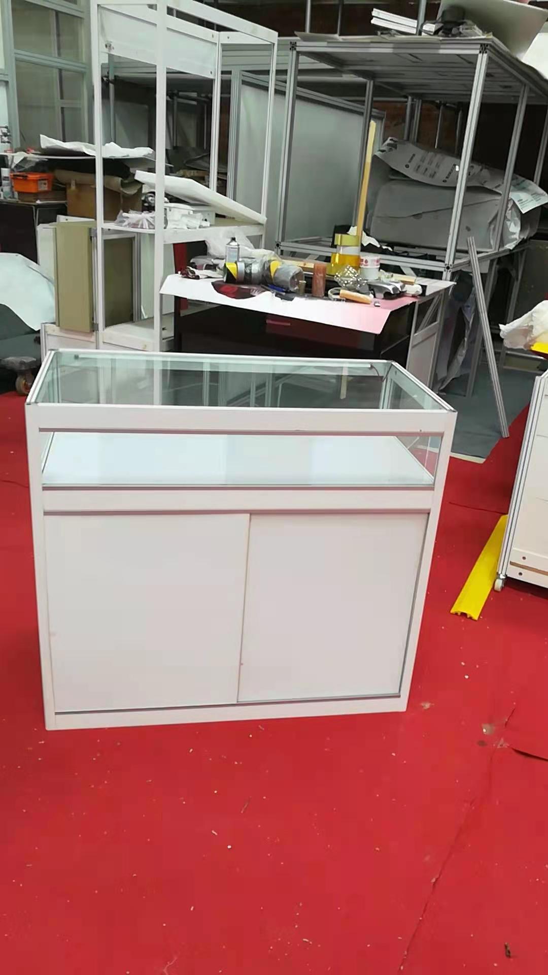 白色玻璃展示柜搭建安装