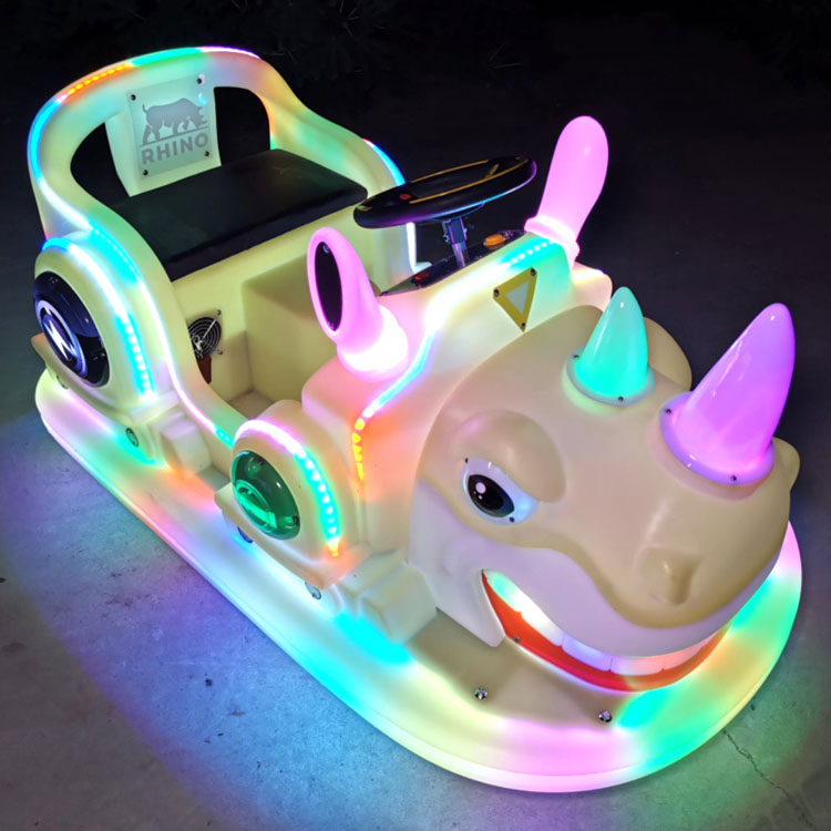 广场双人电瓶碰碰车新款发光定时游乐车