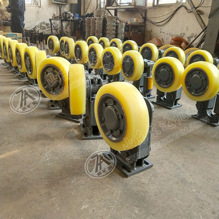 L35矿用滚轮罐耳 罐笼提升轮 350mm碟簧缓冲滚轮罐耳